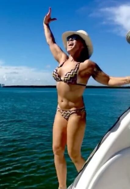 Alejandra Guzmán comparte baile en bikini 