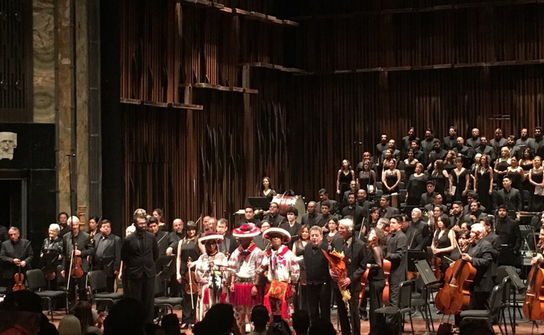 Philip Glass y wixárikas. Foto: Abida Ventura