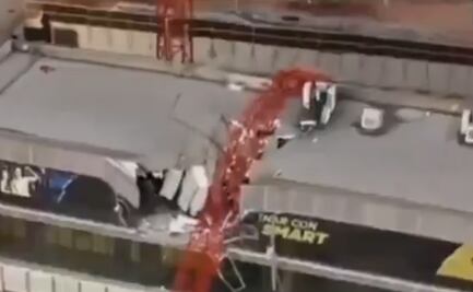 Grúa cae sobre gimnasio de un centro comercial en Chile; hay un muerto