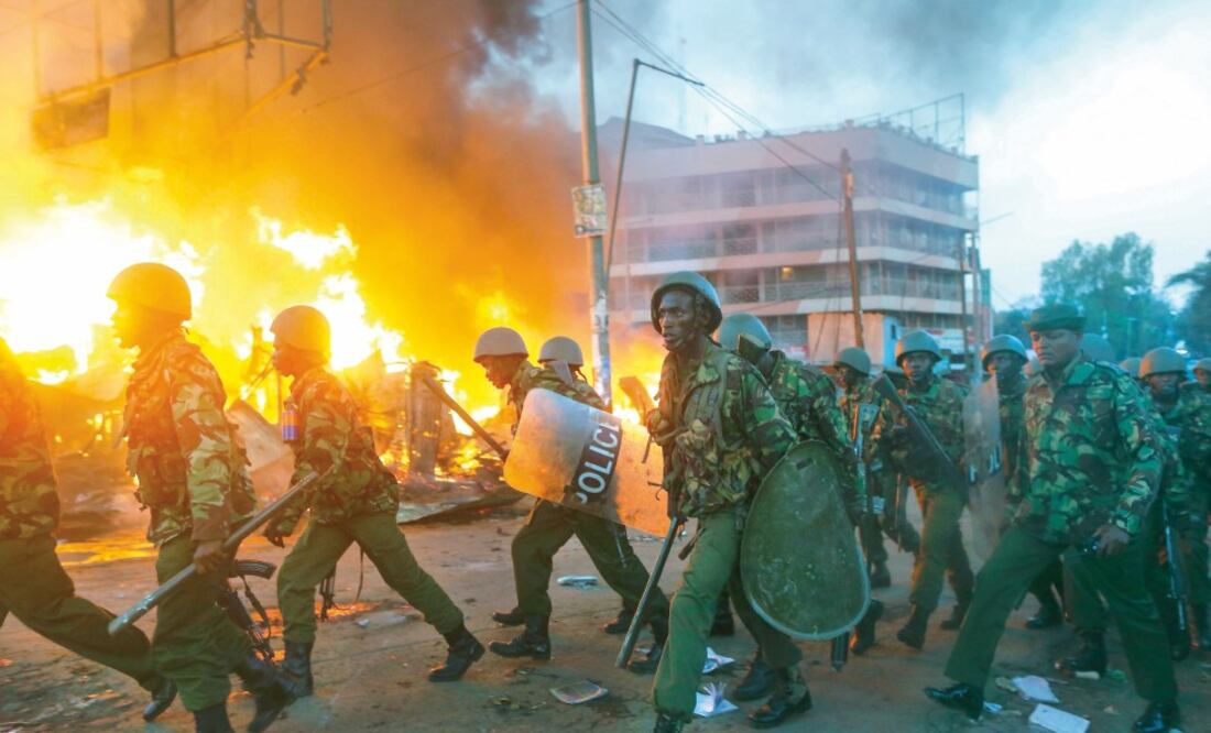 Una tienda de un miembro de la comunidad de Kikuyu, a la que pertenece el presidente Uhuru Kenyatta, fue atacada por seguidores de la oposición, ayer en Nairobi. (DAI KUROKAWA. EFE)