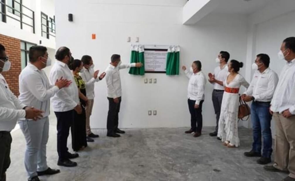 Murat inaugura primer palacio municipal rehabilitado tras el terremoto del 7S