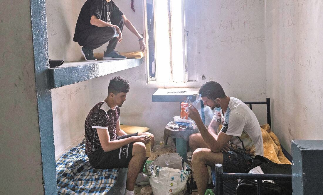 Migrantes se refugiaron en un edificio abandonado, en Ceuta. Foto: BERNAT ARMANGUE. AP