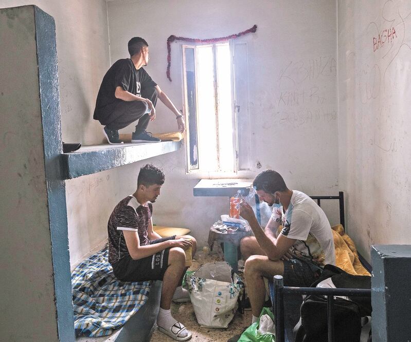 Migrantes se refugiaron en un edificio abandonado, en Ceuta. Foto: BERNAT ARMANGUE. AP