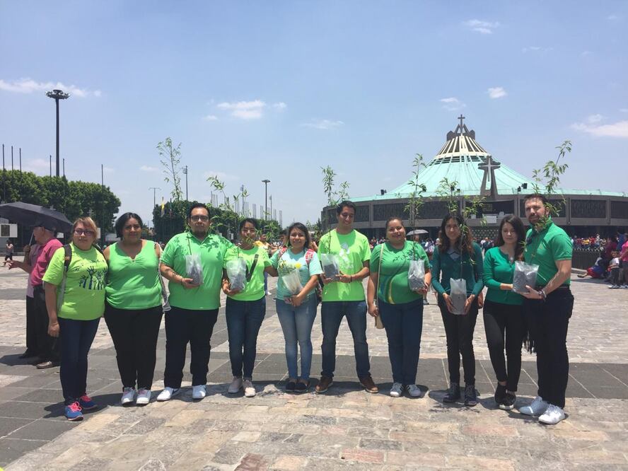 El cardenal Aguiar Retes informó que el alcalde de Xochimilco donó mil árboles a un grupo de jóvenes que se comprometieron a sembrarlos. Foto: Perla Miranda