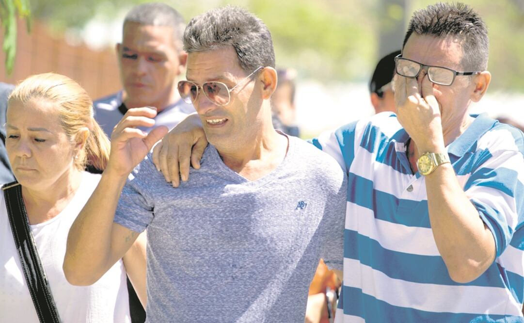 Los familiares de la víctimas mortales del accidente aéreo en Cuba llegaron a la morgue al día siguiente del siniestro, el 19 de mayo de 2018. Foto: ARCHIVO AFP