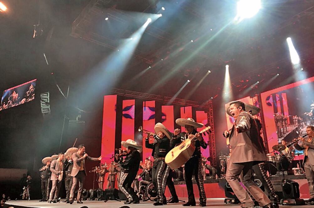 La banda estuvo acompañada por el Mariachi 2000 en la primera de dos fecha en el Auditorio (TOMADA DE TWITTER)