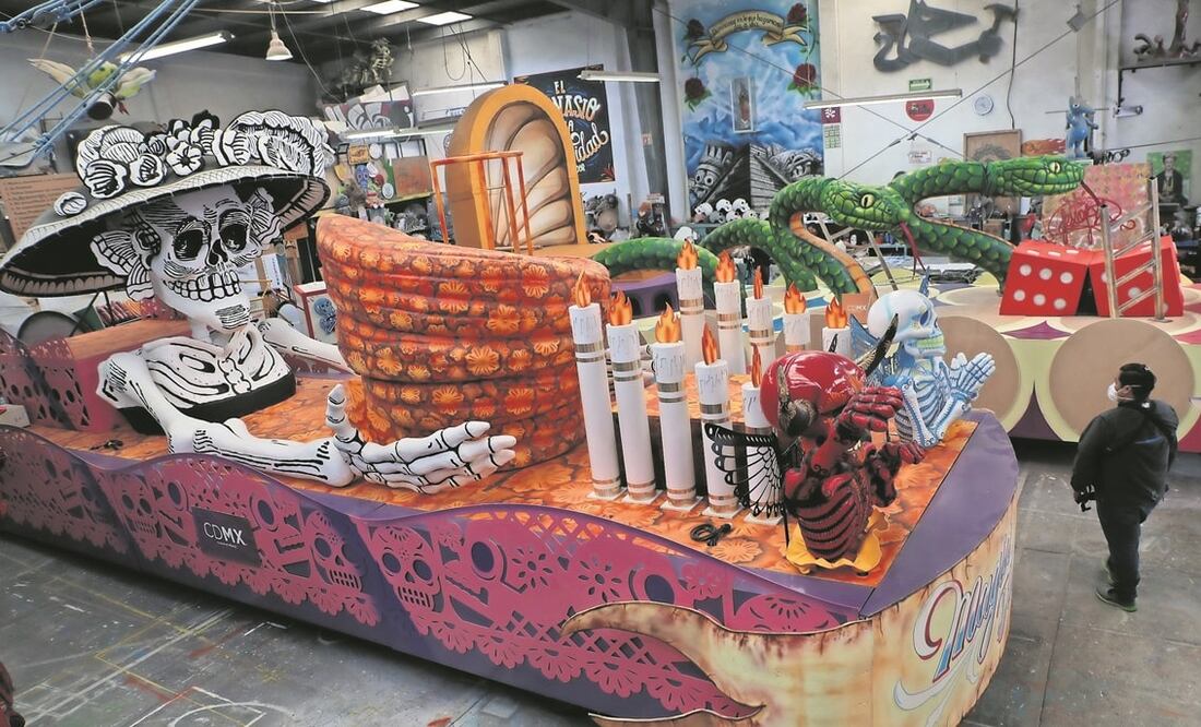 Cada una de las personas que continúan trabajando para crear a los personajes del desfile tienen en mente algo muy claro: es momento de homenajear no sólo a la muerte, sino la vida, a los que cayeron en esta pandemia. Foto: Juan Boites. El Universal