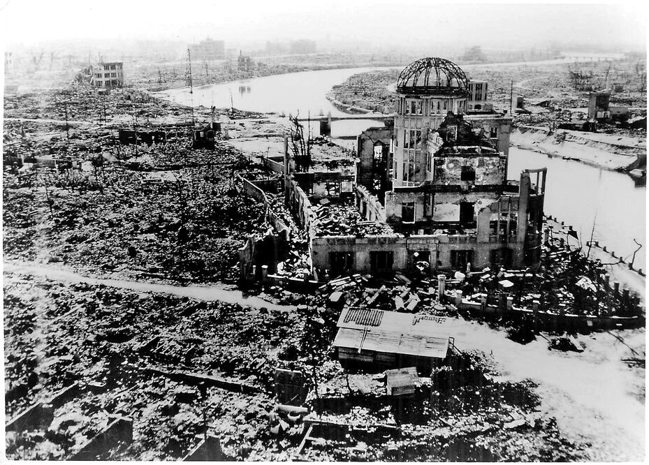 La imagen, cedida por el Museo de la Paz de Hiroshima, muestra la devastación de la ciudad tras la explosión atómica. El edificio con la cúpula de acero fue preservado luego del ataque como un monumento pacifista (EFE. ARCHIVO)