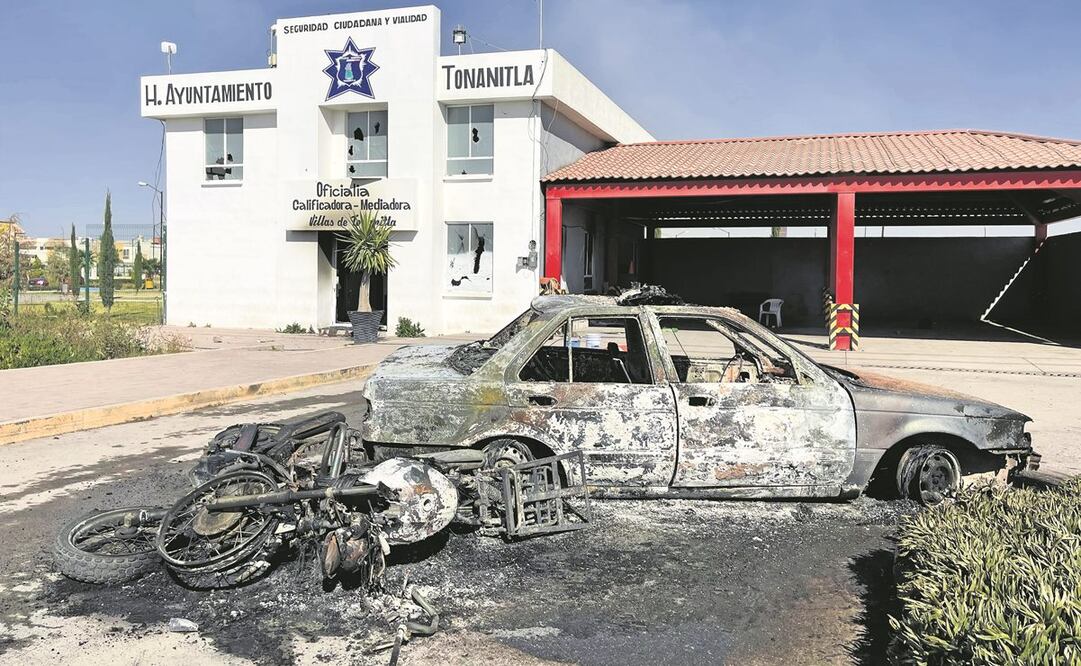 Más de 100 pobladores, hartos de extorsiones de las autoridades, incendiaron un módulo de la policía municipal de Tonanitla, la oficina del juez calificador y tres patrullas en protesta por detenciones de automovilistas. Foto: Especial
