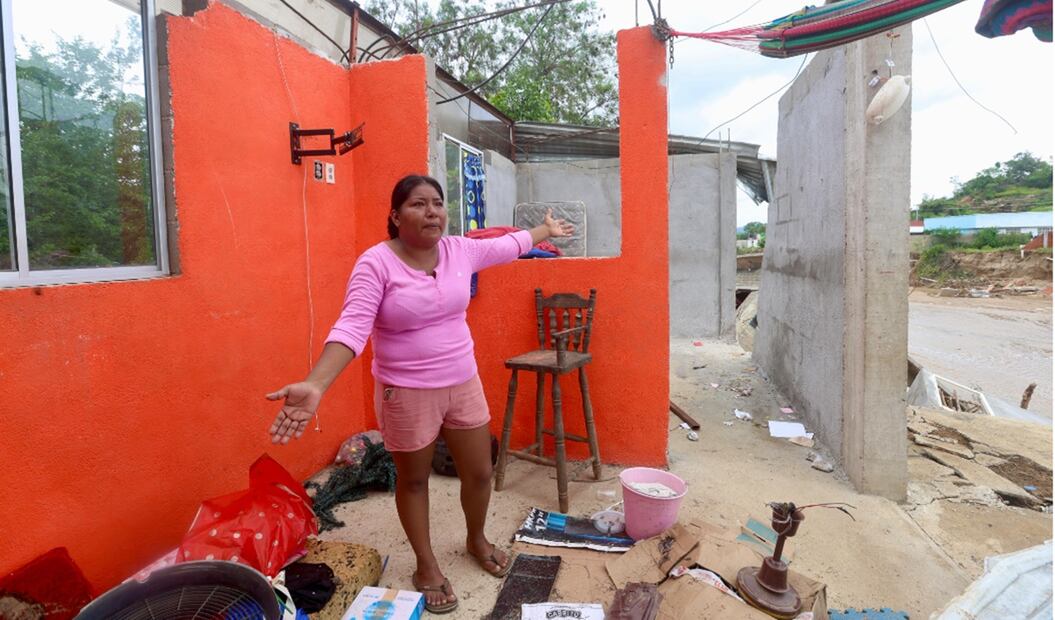 De oficio comerciante, Rosa Brenda Carmona Herrera, esposa de Luis Enrique García Hernández, narra que durante el paso de John vio que el canal que pasaba junto a lo que fue su casa estaba creciendo rápido por la intensa lluvia. Foto: Valente Rosas/EL UNIVERSAL