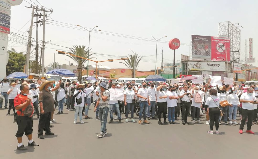 Decenas de conductores se manifestaron en la Glorieta del Coyote y bloquearon la vialidad por 5 horas. Foto: Especial.