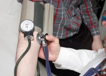 AXA quiere conquistar a burócratas; ofrece seguro médico 40% más barato