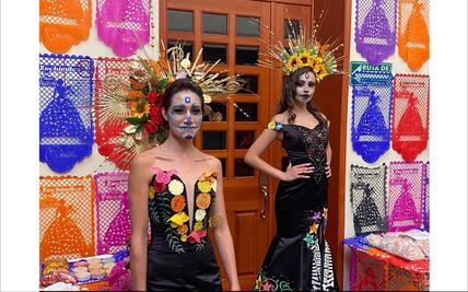 Catrinas llegan a la calle de las Novias en el Centro de la CDMX