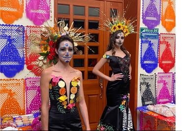 Catrinas llegan a la calle de las Novias en el Centro de la CDMX