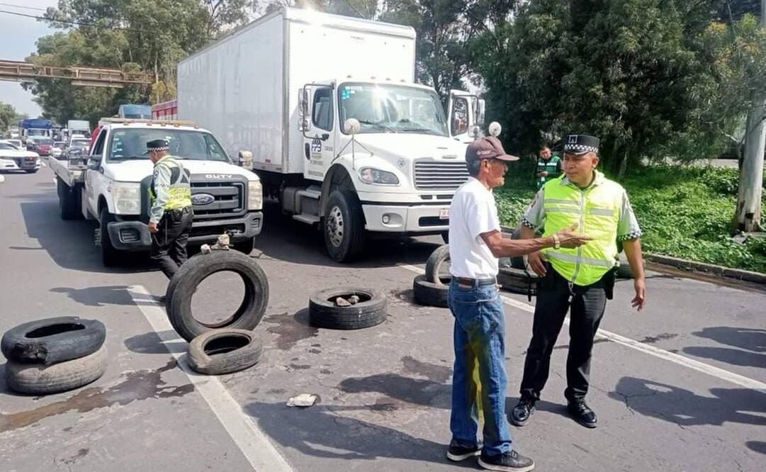 Vecinos del municipio de San Salvador Atenco bloquean la carretera federal Lechería-Texcoco, a la altura de la comunidad de La Pastoría. Foto: Especial