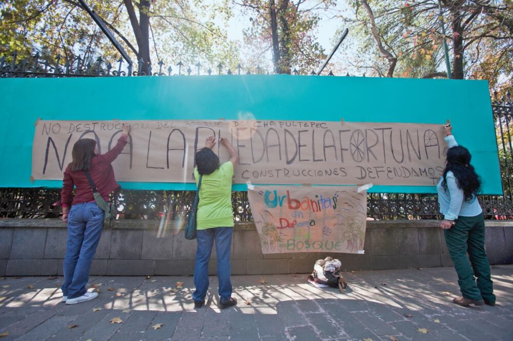 A la protesta vecinal, realizada cerca del Museo de Arte Moderno, acudió César Cravioto, coordinador de Morena en la Asamblea Legislativa (CRISTOPHER ROGEL BLANQUET. EL UNIVERSAL)