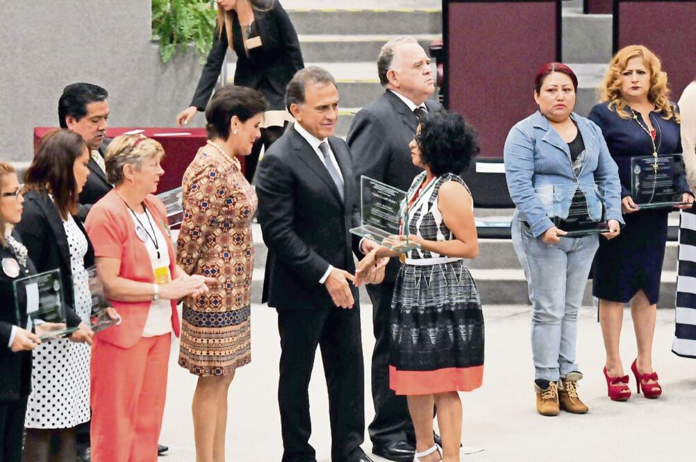 Al otorgar la Medalla Adolfo Ruiz Cortines a familiares de desaparecidos, el gobernador Miguel Ángel Yunes aseguró que se investigarán todos los casos (MIGUEL ÁNGEL CARMONA. EL UNIVERSAL)