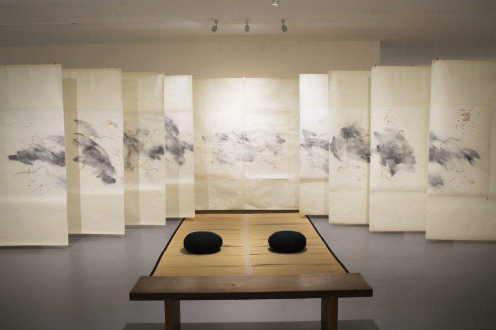 La muestra reúne alrededor de 60 piezas, entre libros de artista, collages, papiers collés, carteles e instalaciones. (CORTESÍA INBA)