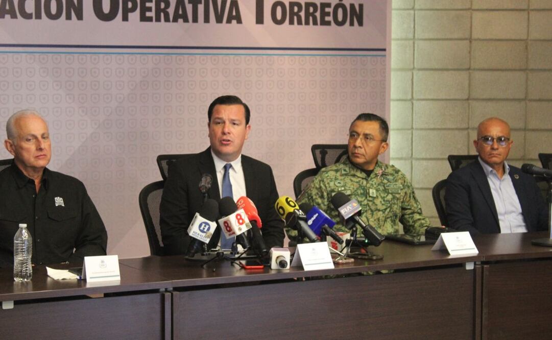 En el centro, Federico Fernández, fiscal de Coahuila durante conferencia de prensa en Gómez Palacio, Durango (06/10/2025). Foto: Francisco Rodríguez / EL UNIVERSAL