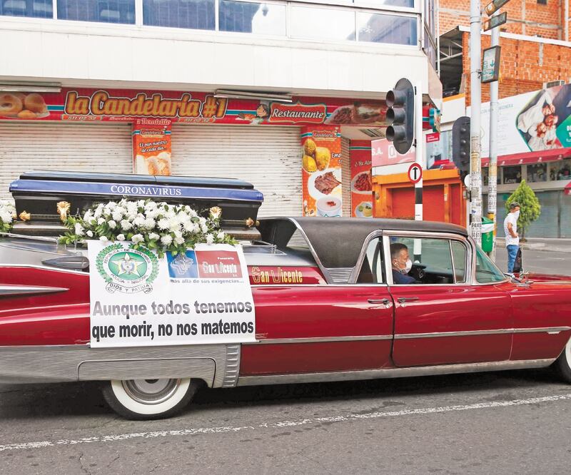 Un coche fúnebre recorre Medellín, Colombia, alertando sobre los riesgos de no cumplir las medidas contra el virus. LUIS EDUARDO NORIEGA. EFE