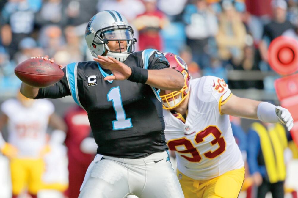 Cam Newton lanzó para 246 yardas y cinco touchdowns (CHUCK BURTON. AP)