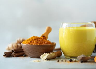 Qué pasa si tomas leche de cúrcuma por las noches