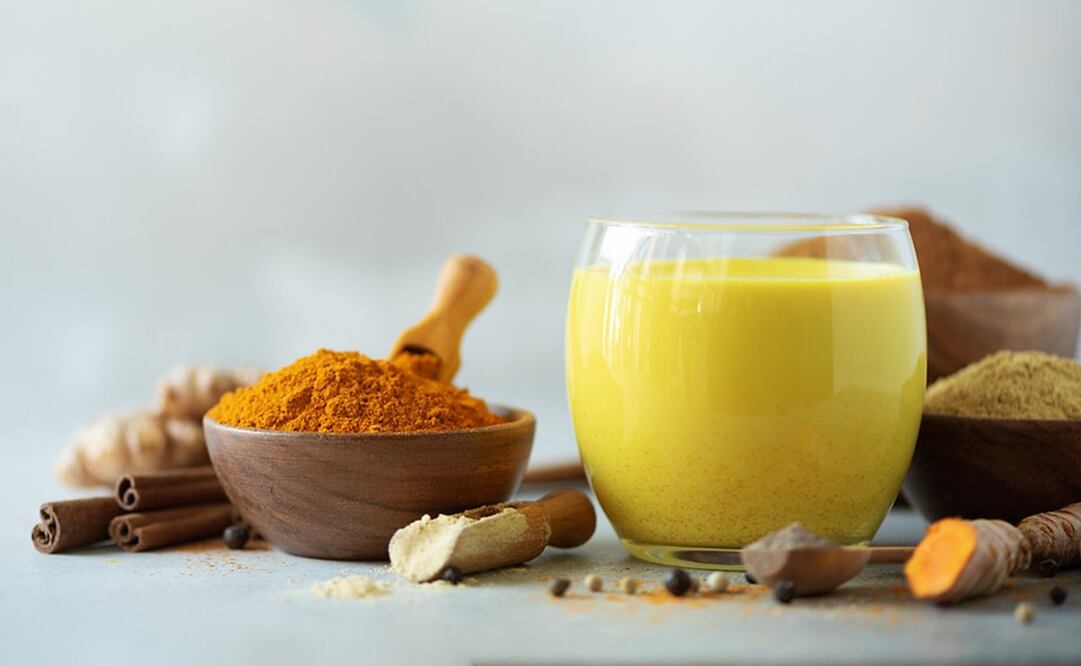 A la leche de cúrcuma también se le conoce como "golden milk". Foto: Freepik