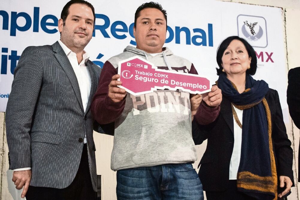 El delegado de Benito Juárez, Christian Von Roehrich, y la secretaria de Traba jo de la CDMX, Amalia García, inauguraron la Feria del Empleo Regional 2016 (JOSÉ TORRES. EL UNIVERSAL)