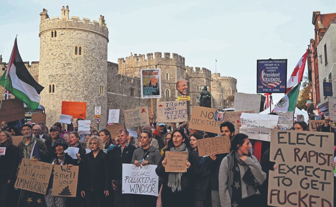 Asistentes a una protesta frente al Castillo de Windsor contra la visita de Estado del presidente estadounidense Donald Trump a suelo británico, el 16 de septiembre pasado. Foto: de JUSTIN TALLIS. AFP