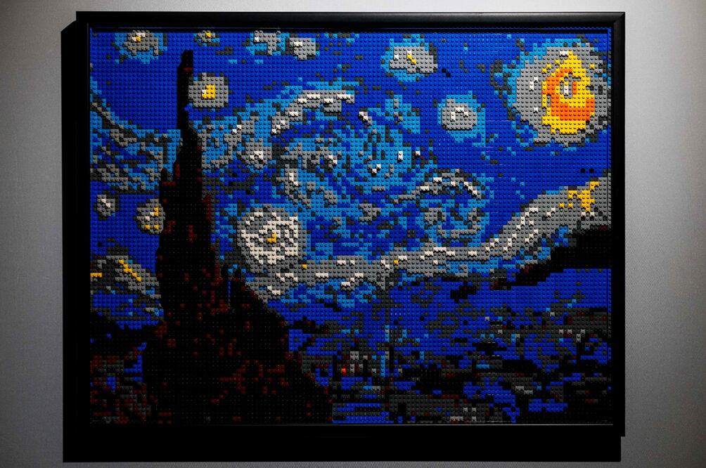 Representación de "La noche estrellada" de Vincent Van Gogh en la exposición “The Art of the Brick”.
Foto: AFP / Dimitar Dilkoff