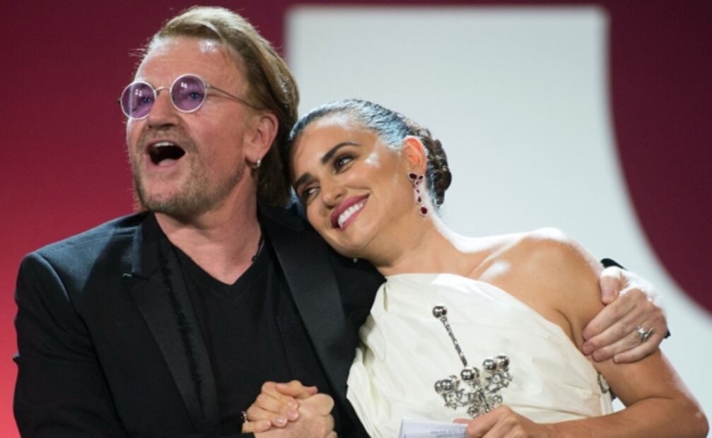 Bono se arrodilla ante Penélope Cruz