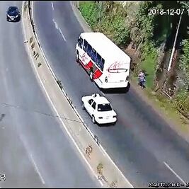 Conductor se lleva a policía en el cofre