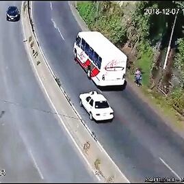 Conductor se lleva a policía en el cofre 