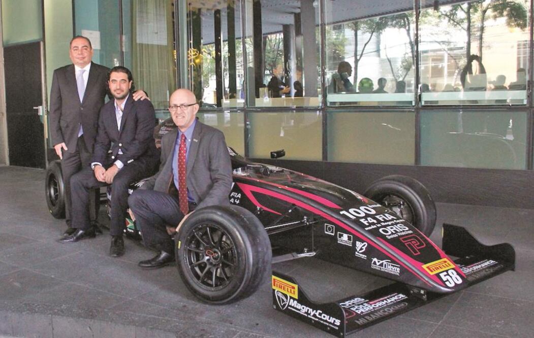 Flavio Abed (izq.), director del serial F4, Jorge Abed, secretario de Omdai, y Tomás Grávalos, director de Pirelli (CORTESÍA OMDAI)
