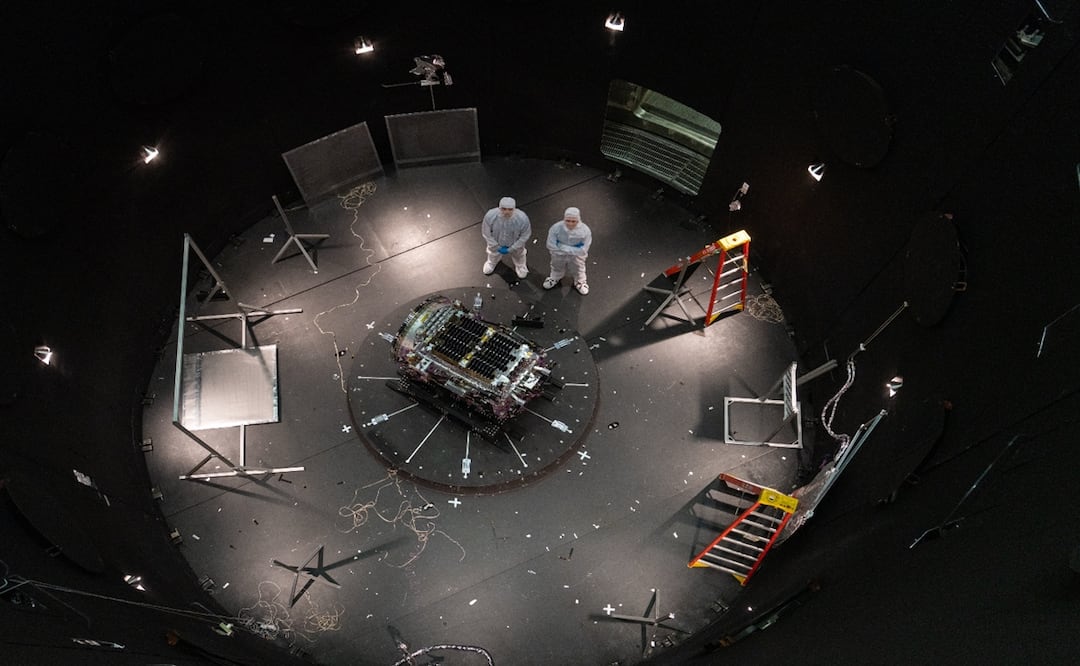 Kieran Wilson, investigador principal de la nave autónoma espacial Link, y Hunter Robertson, ingeniero de sistemas espaciales, junto a su nave dentro del SES (Space Environment Simulator) en el Centro de Vuelo Espacial Goddard de la NASA en Greenbelt, Maryland. Foto: AP