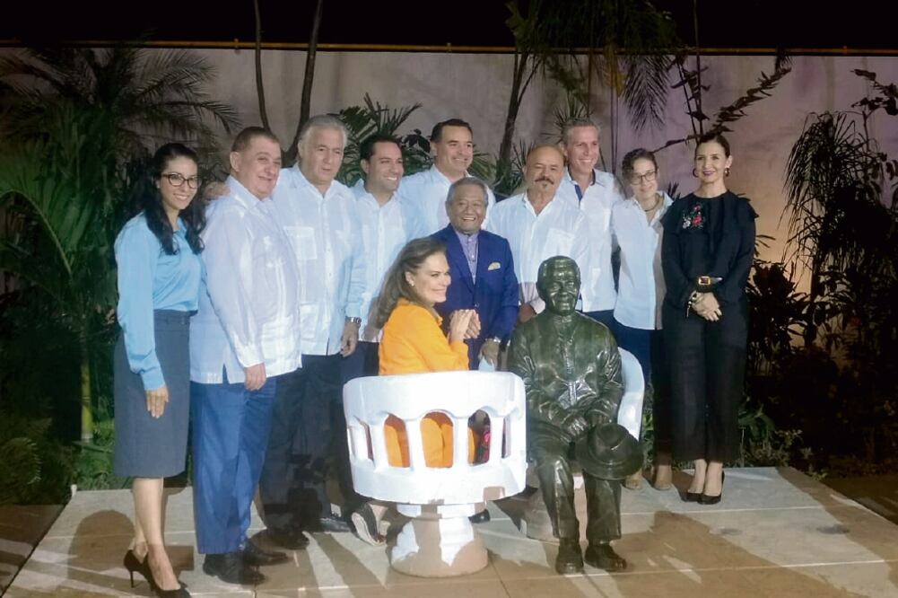 El cantautor develó su estatua de bronce en Mérida. (DAVID ORTEGA. EL UNIVERSAL)