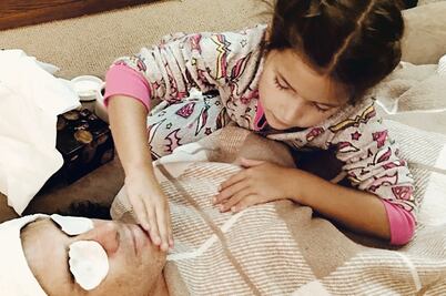 A Sergio Mayer ni se le sube ni se le baja... la esquiva