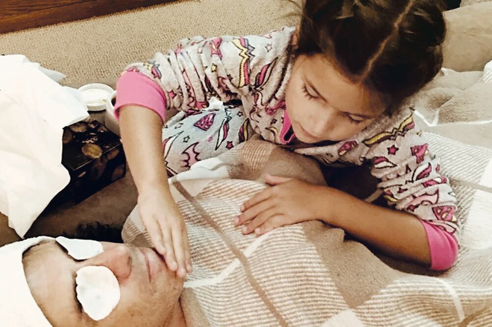 Sergio Mayer durante un facial. (TWITTER)