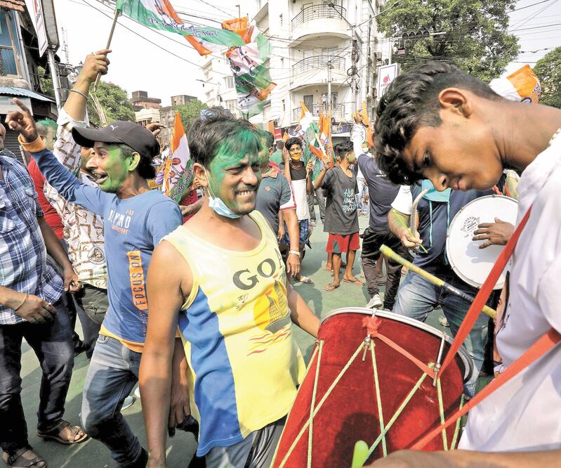 Simpatizantes del Partido Trinamool bailan para celebrar los resultados en las elecciones para la Asamblea en Bengala Occidental, un estado indio clave de 90 millones de habitantes. Foto: EFE