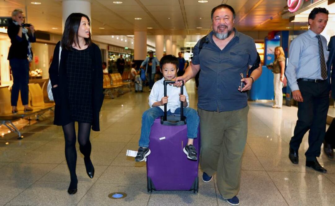 El artista Ai Weiweri abandona el Aeropuerto de Múnich junto a su hijo, Ai Lao. FOTO: Michaela Rehle/REUTERS.