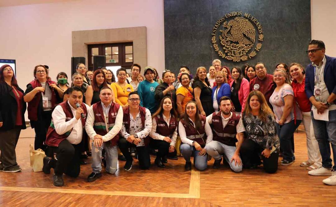 Los talleristas de PILARES les enseñan a los alumnos a crear los logotipos, fotografías publicitarias y diversas técnicas para dar vida a sus ideas de negocios. Foto: Especial