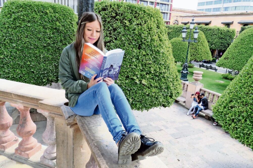 Janeth G. S comenzó a escribir en Wattpad a los 16 años, ahora tiene 19 años y una novela en dos volúmenes: ¿Quién mató a Alex?, que alcanzó 37 millones de lecturas y más de 2 millones de comentarios. (CORTESÍA LECTURALIA)  