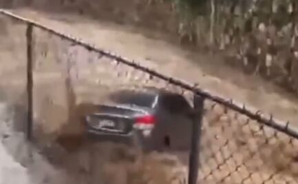 Corriente arrastra vehículo en Pachuca debido a las fuertes lluvias; no se reportan heridos ni víctimas mortales