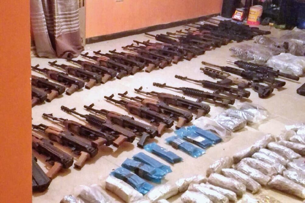 Las autoridades de Nuevo León incautaron armas largas, cargadores, municiones y chalecos tácticos que estaban en un domicilio del municipio de Escobedo, los cuales pertenecían a la delincuencia organizada (CORTESÍA)