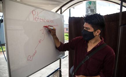 Maestro en Guatemala recorre kilómetros en bicicleta para dar clases a sus alumnos