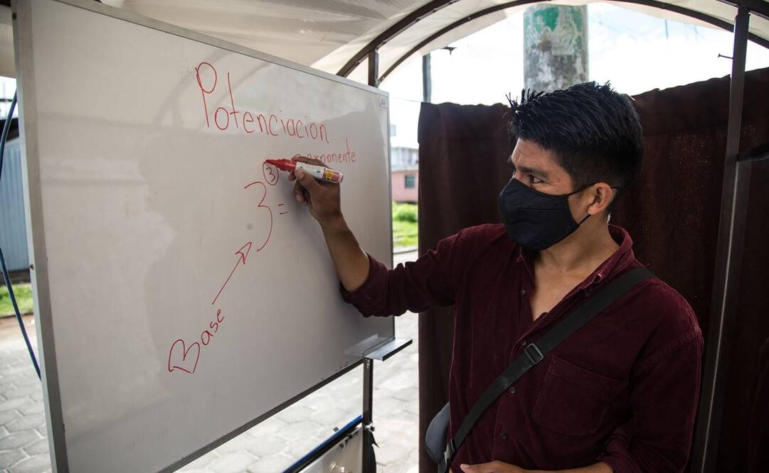 Gerardo Ixcoy, mejor conocido como el 'Profe Lalito', pedalea a diario para ir de casa en casa de sus 10 alumnos (Fotos: EFE)