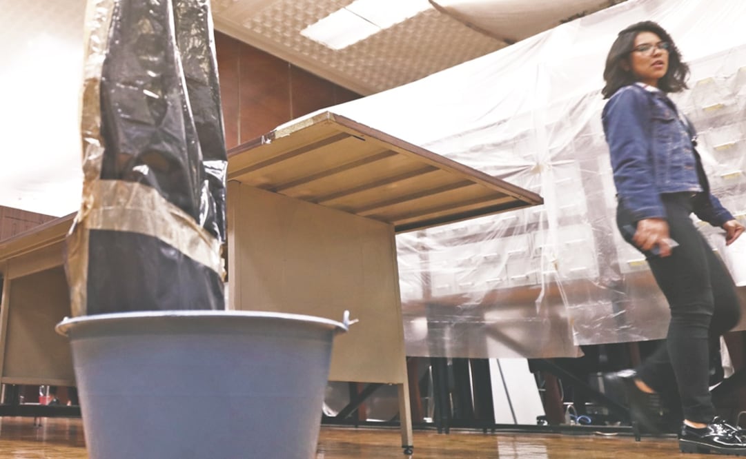 Con cubetas y plásticos reunieron el agua que entró al sitio días atrás. Foto: ALEJANDRA LEYVA. EL UNIVERSAL