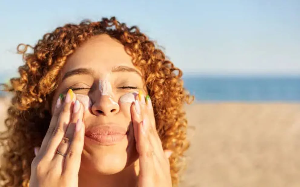 El protector solar también se aplica aunque los días estén nublados. Foto: Unsplash