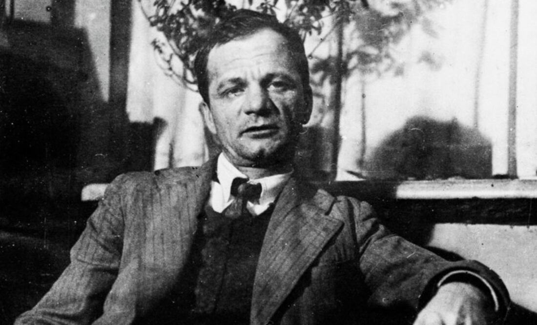 “Foto de Andréi Platónov publicada por la editorial estadounidense Ardis en 1973 como portada de la edición en inglés de su novela The Foundation Pit” Crédito: Dominio público.