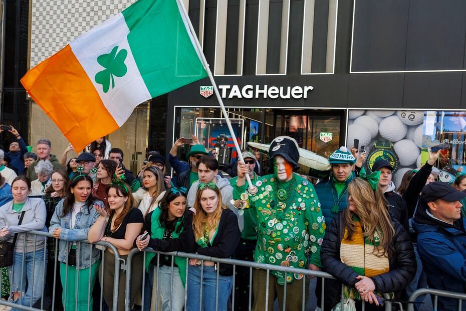 Lugareños esperan el Desfile del Día de San Patricio en Nueva York. Foto: EFE